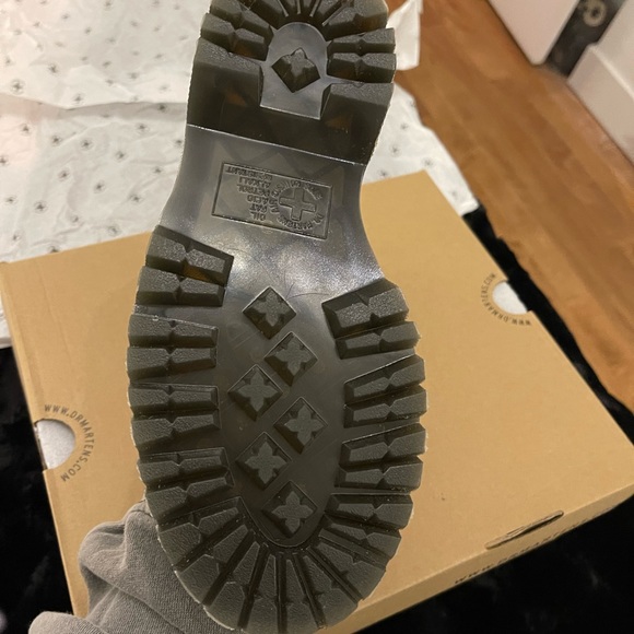 Size 6 Doc Marten Platform Chelsea Boots - NEVER WORN - Picture 3 of 3